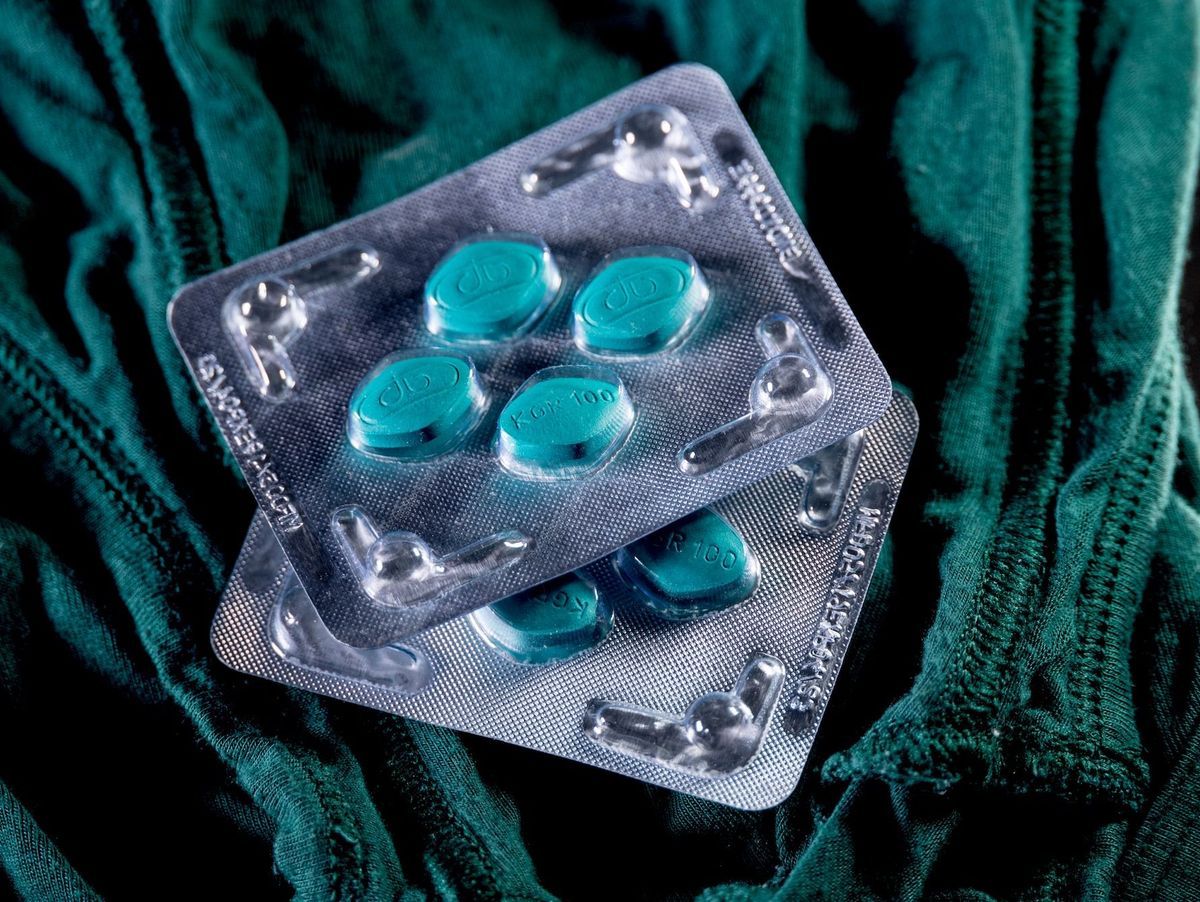 Due confezioni di pillole di Kamagra su boxer verdi